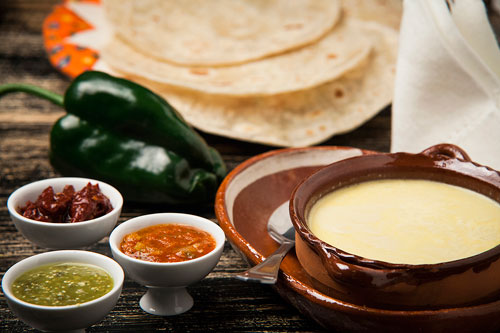 Queso Fundido Natural con tortillas de harina y salsas